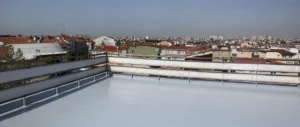 Pendik'te uygulanan teras izolasyonu çalışması sonrası su yalıtımı tamamlanmış teras görünümü.