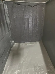 İzolasyon uygulaması yapılmış su deposu iç yüzeyi ve su yalıtım kaplaması