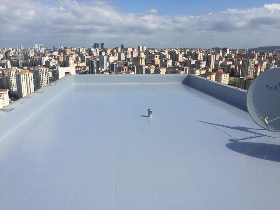 Sprey izolasyon yalıtım uygulaması ile teras su yalıtımı tamamlanmış çatı yüzeyi