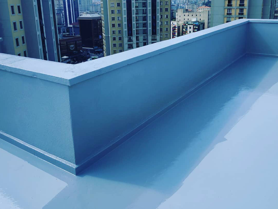 Sprey teras ve balkon izolasyonu uygulaması ile su ve ısı yalıtımı tamamlanmış yüzey
