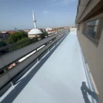 Teras yalıtımı uygulaması ile poliüretan su ve ısı izolasyonu tamamlanmış çatı terası